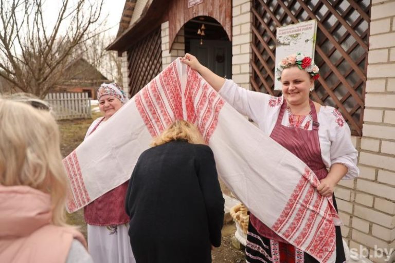 «Ворота счастья» и «солнечный» хлеб: как в белорусской деревне учат варить сыр и печь