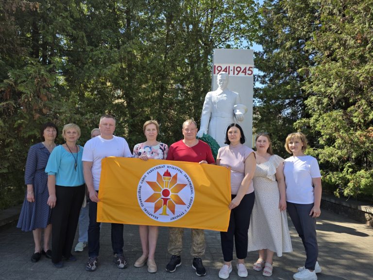 Память в сердцах и на земле: профсоюзные активисты привели в порядок памятники Краснополья в преддверии Дня Победы