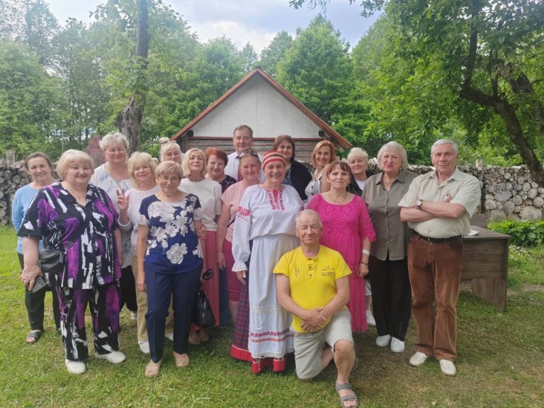Профсоюзы Могилевщины организовали ветеранам труда поездку в Славгородский район