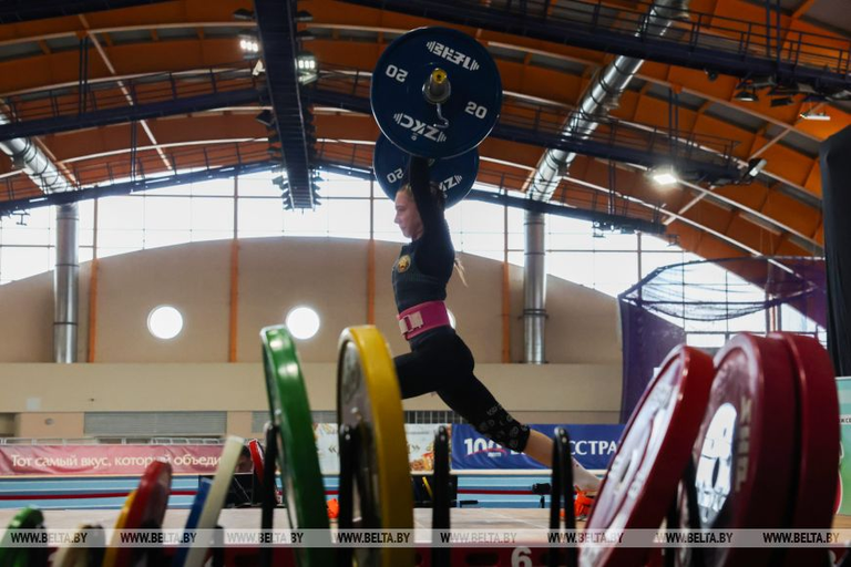 Стали известны первые победители и призеры чемпионата Беларуси по тяжелой атлетике, который стартовал в Могилеве.