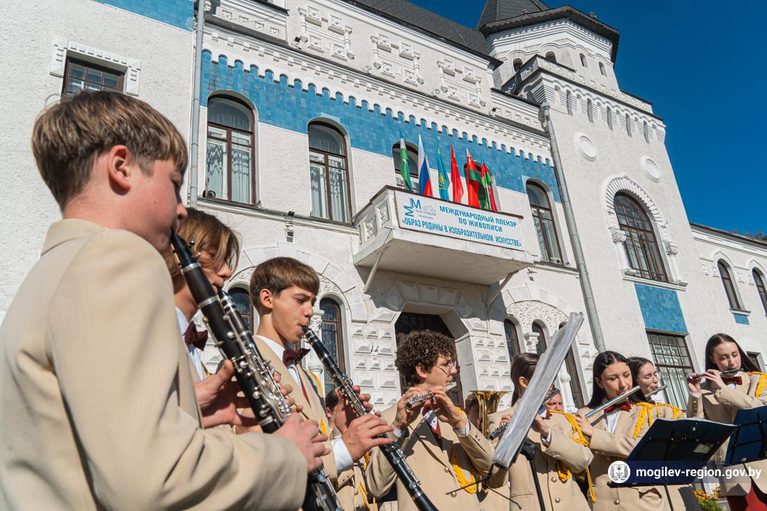 Дань уважения труженицам и ветеранам: в Могилеве открылась юбилейная выставка международного пленэра