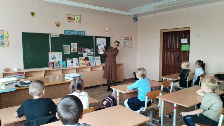 В Быховской школе прошел экскурс «Промні асветніцтва»: профсоюзный лидер рассказала учащимся об истоках белорусской письменности